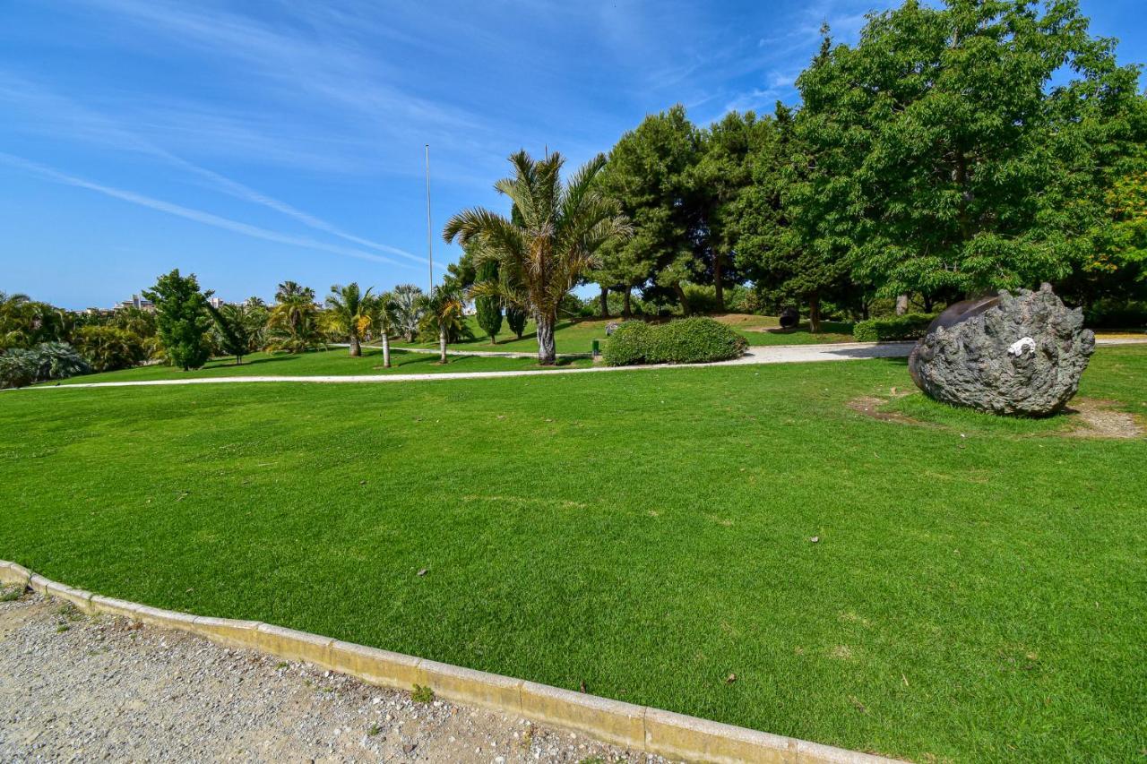 Benal Beach, Luxury Sea & Mountain View Beachside 1 Bedroom Apartment Benalmadena Bagian luar foto
